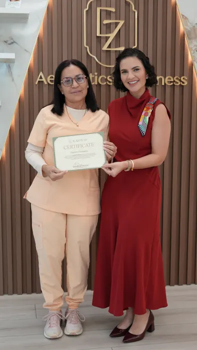 Paulette recebe o certificado da EZ Academy das mãos da Dra. Stefannia Ezzi