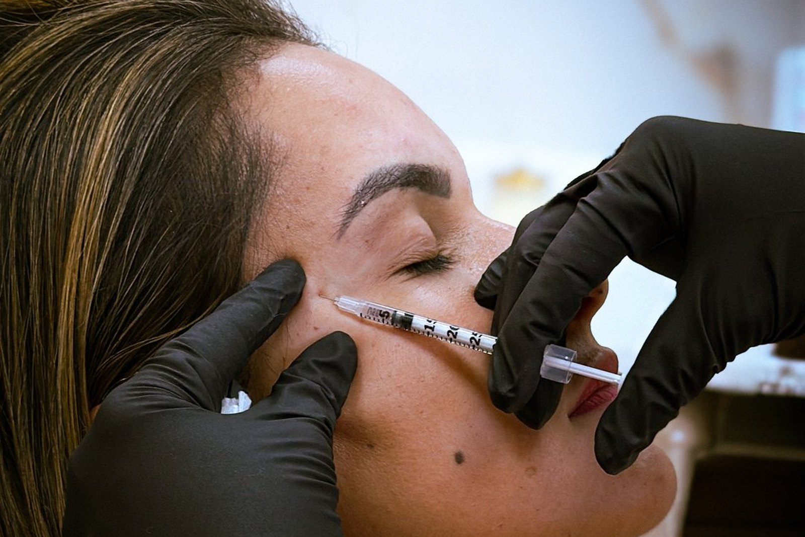 Aplicação de botox em Orlando na clínica EZ Aesthetics & Wellness com a Dra. Stefannia Ezzi