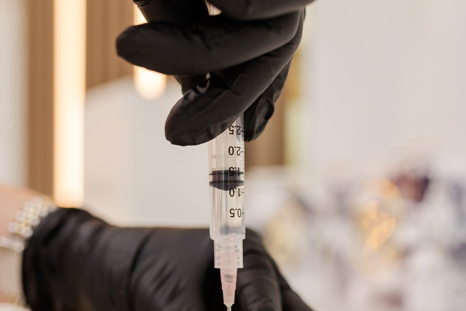 Aplicação de hialuronidase em Orlando para reversão de preenchimento facial na EZ Aesthetics