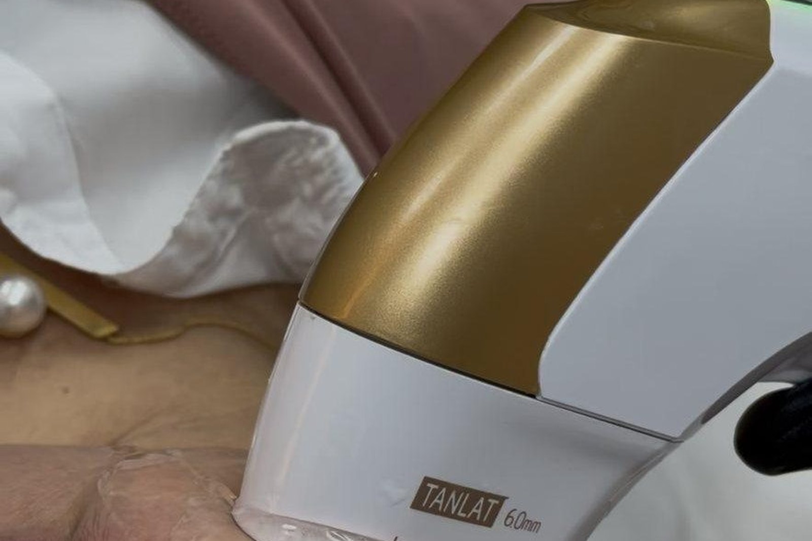 Aplicação de HIFU ultrassom microfocado no rosto em clínica de Orlando