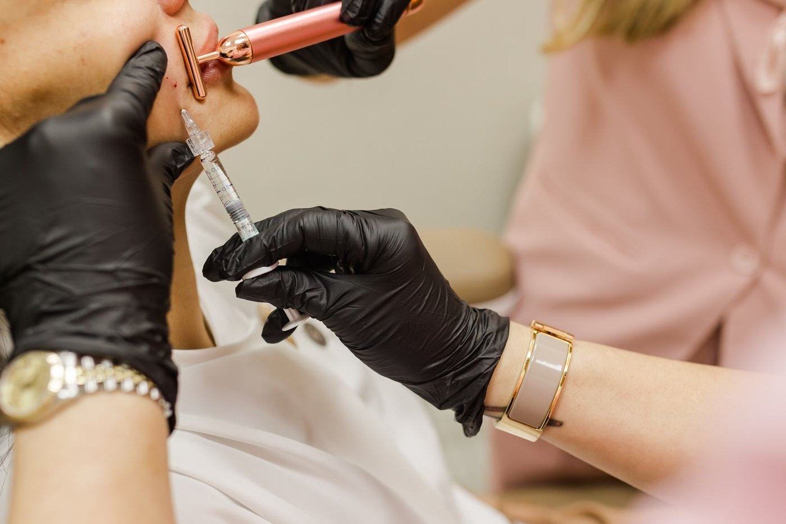Aplicação de preenchimento facial em Orlando com ácido hialurônico na clínica EZ Aesthetics & Wellness