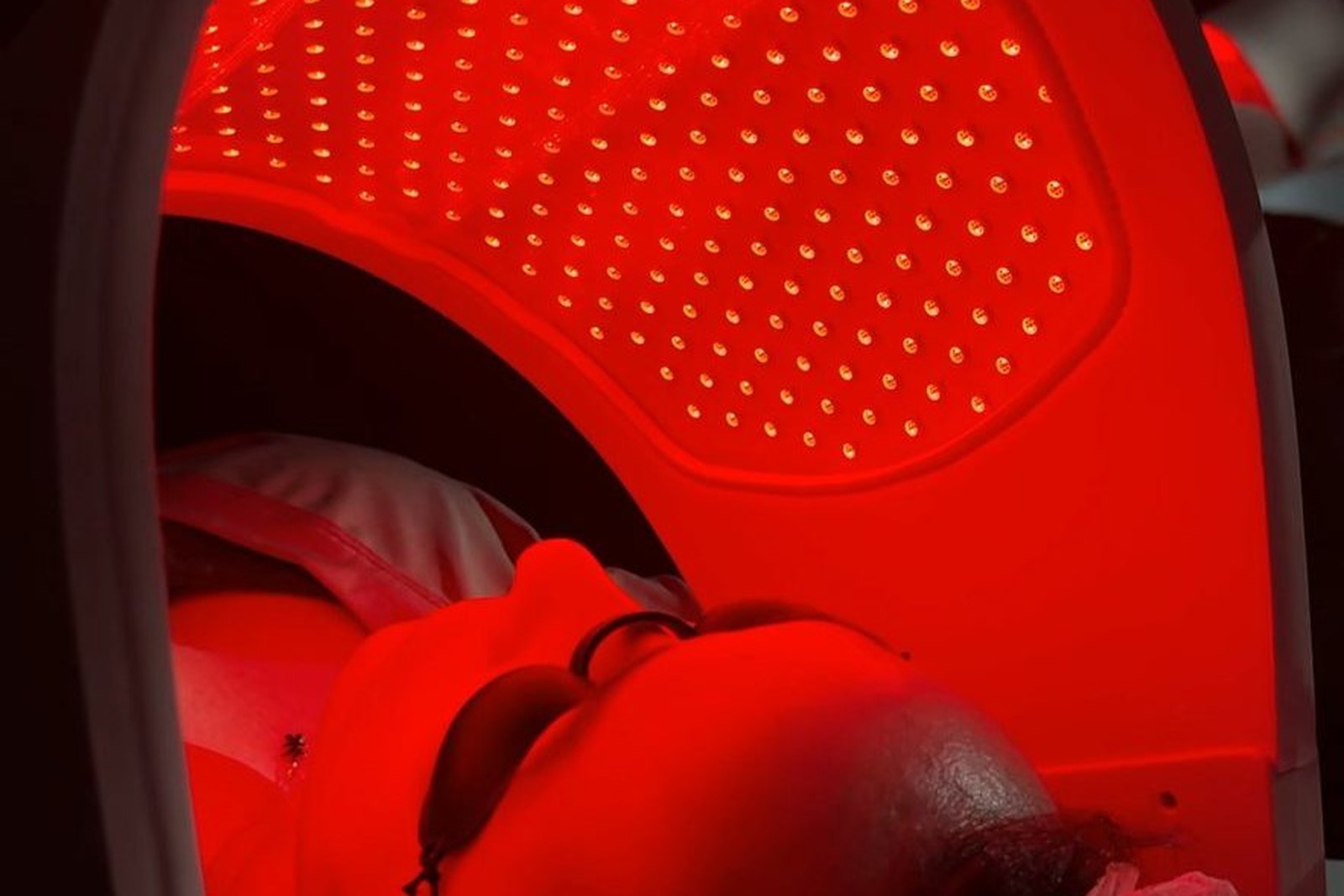 Sessão de terapia LED facial em Orlando na clínica EZ Aesthetics & Wellness