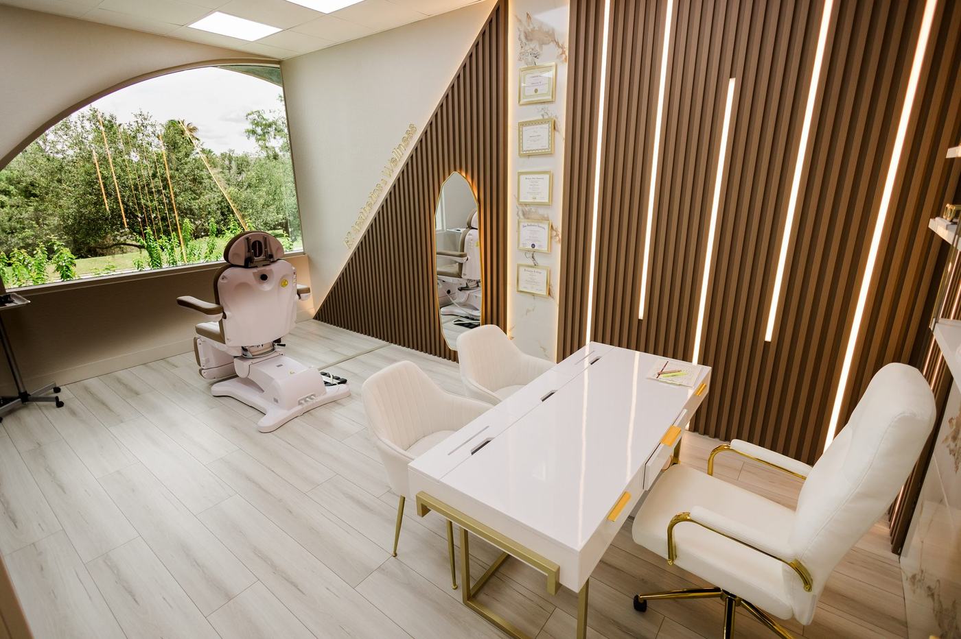 Entrada da clínica EZ Aesthetics & Wellness em Kingspointe Parkway, Orlando