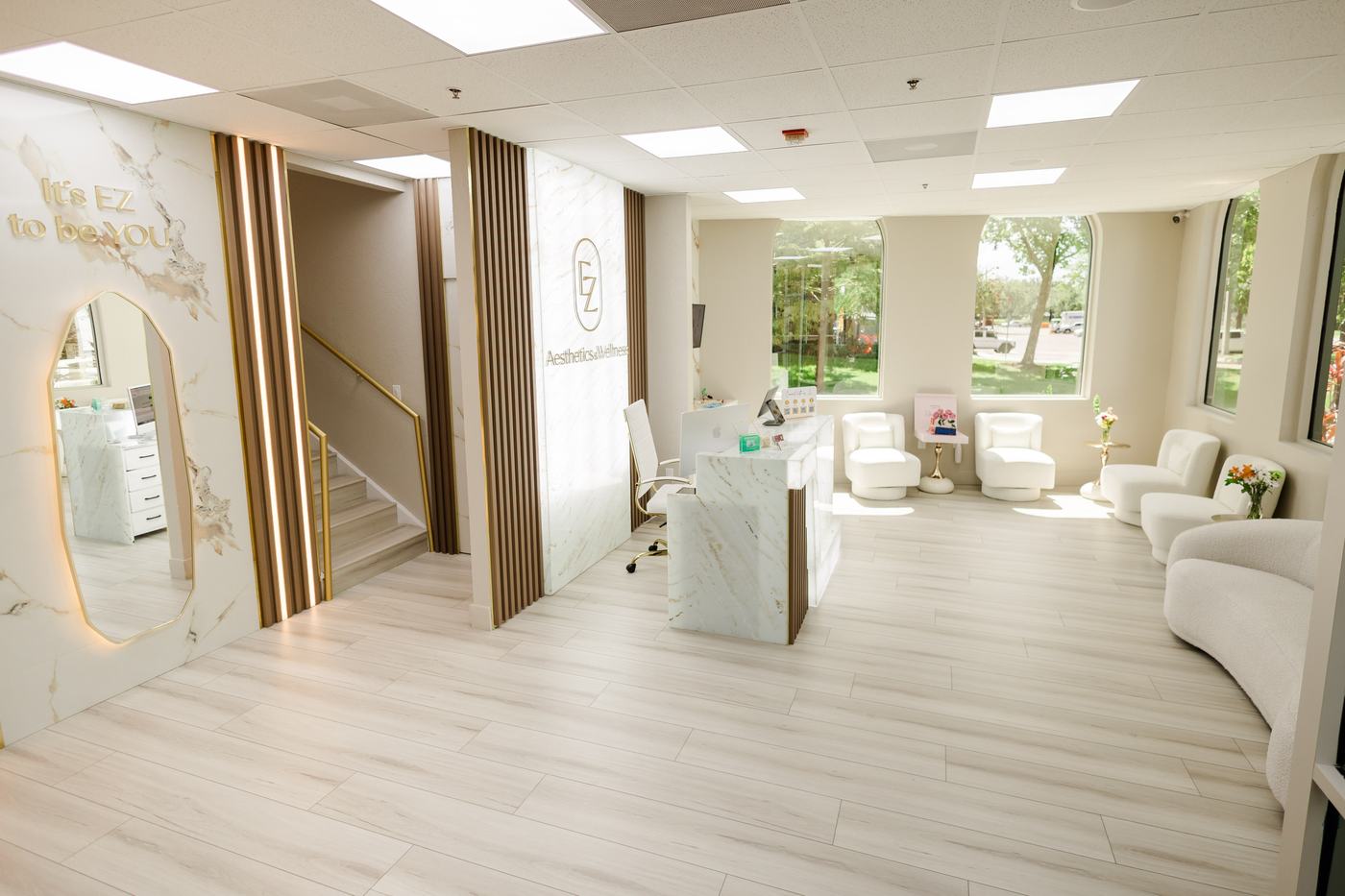 Lobby da EZ Aesthetics & Wellness em Orlando, FL — recepção da clínica de medicina estética