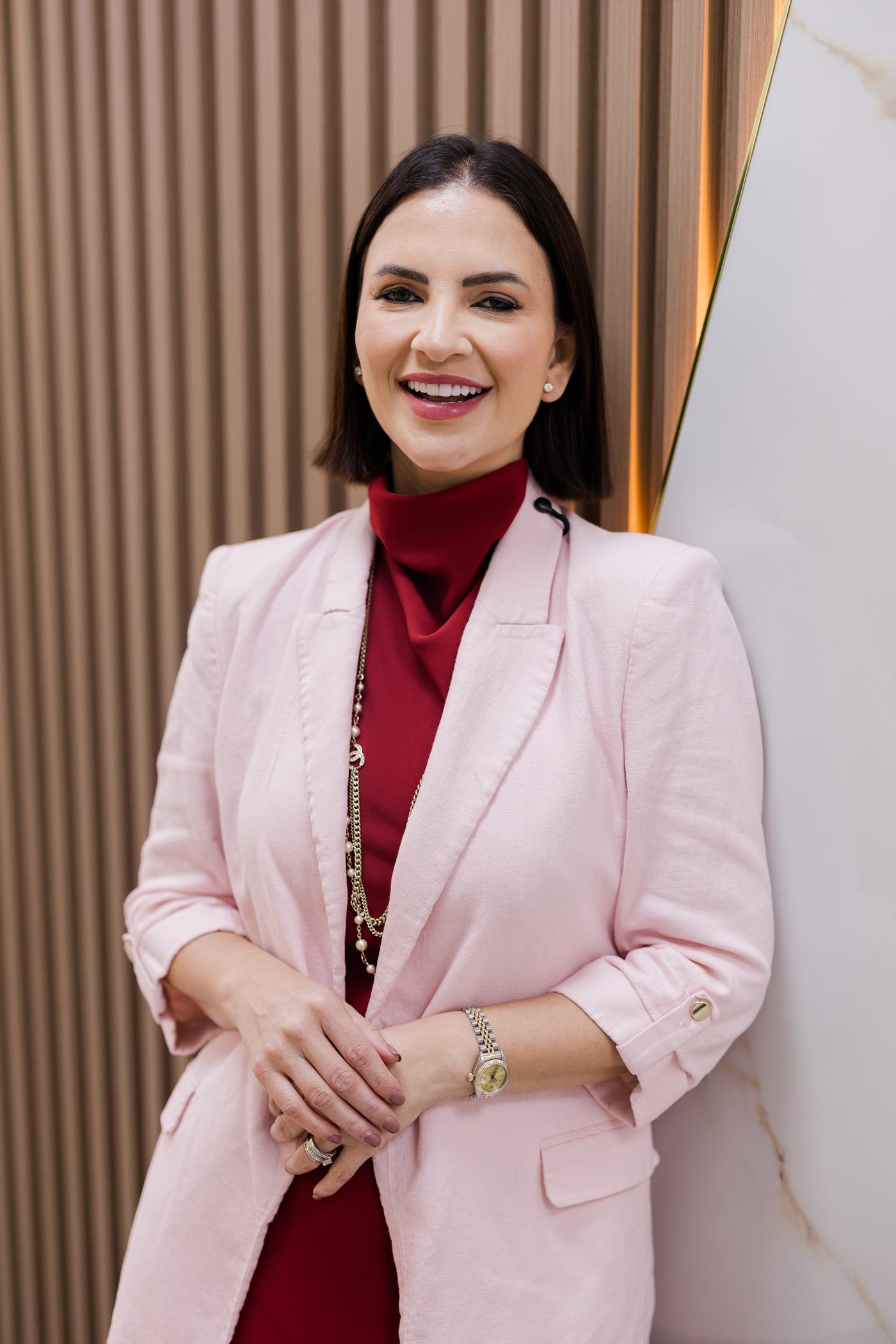 Retrato profissional da Dra. Stefannia Ezzi, fundadora da EZ Aesthetics & Wellness