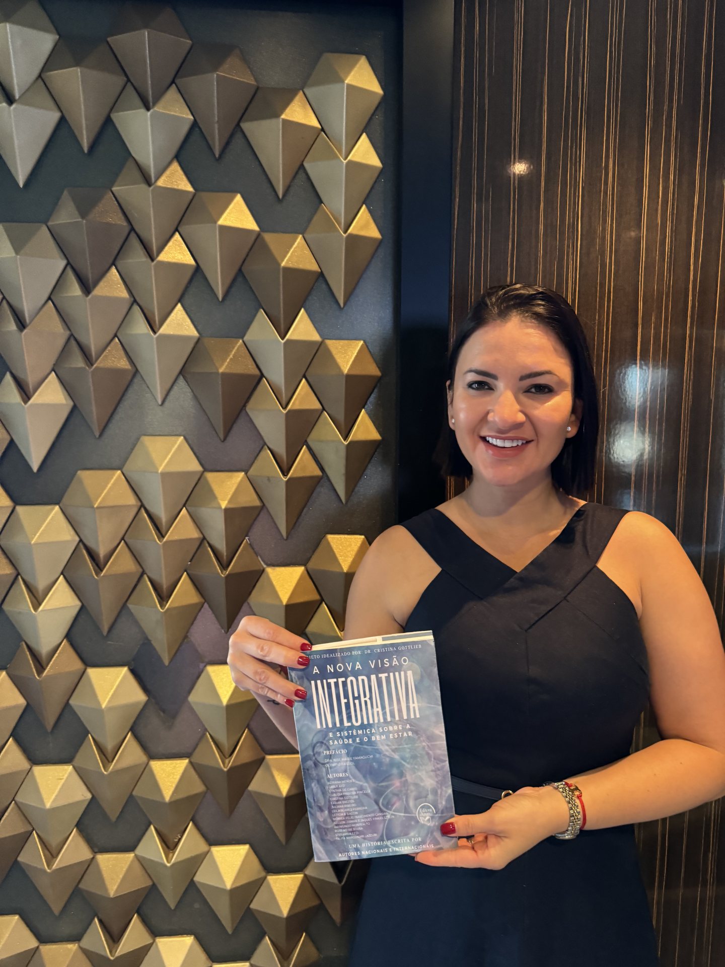 Livro escrito ou co-autorado pela Dra. Stefannia Ezzi